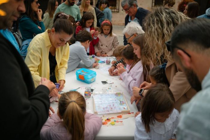 El Paseo del Huécar se llena de arte, literatura y diversión familiar en una nueva jornada del Festival de Otoño