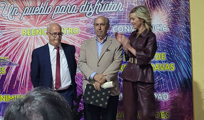 Fuentenava de Jábaga homenajea a Víctor Jiménez, presidente de ADESIMAN, por su destacada labor en favor del desarrollo de la comarca conquense