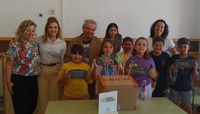 El Gobierno regional fomenta la artesanía entre escolares conquenses con talleres en colegios rurales