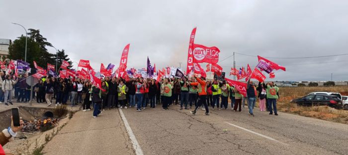 Más de 500 trabajadores se concentran en Mahle en protesta por despidos