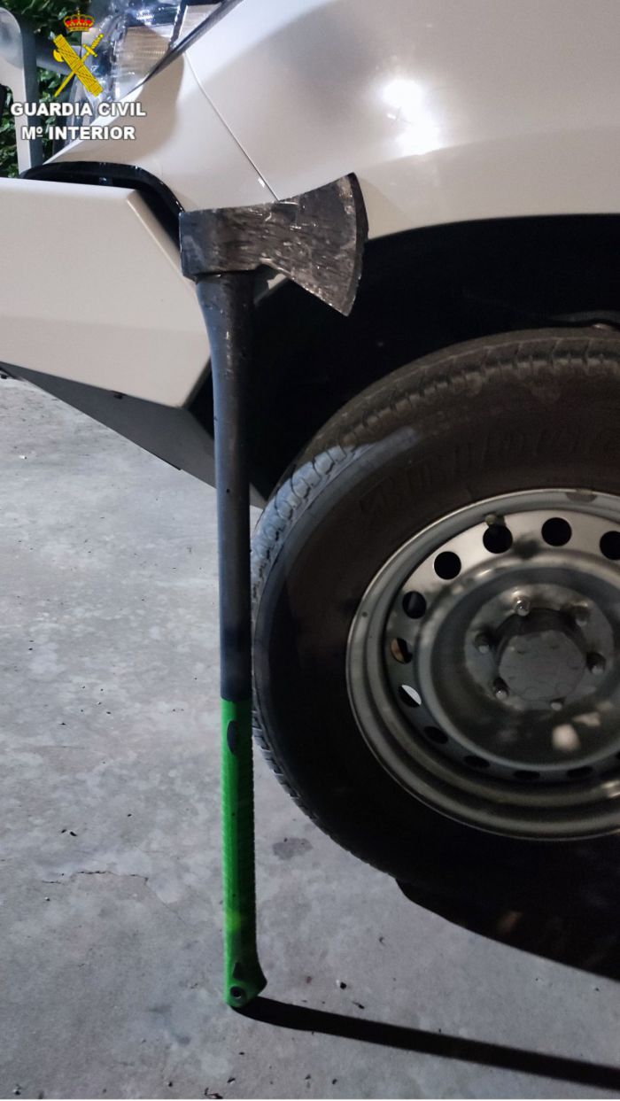 La Guardia Civil detiene a un individuo armado con un hacha mientras robaba en un área de servicio de Zafra de Záncara