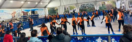 La pista de patinaje de Navicuenca abre en el Parque de San Julián para celebrar la Navidad sobre hielo
