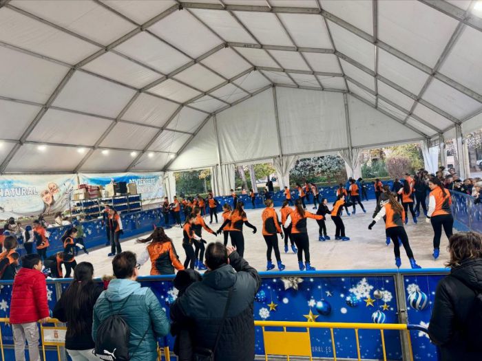 La pista de patinaje de Navicuenca abre en el Parque de San Julián para celebrar la Navidad sobre hielo