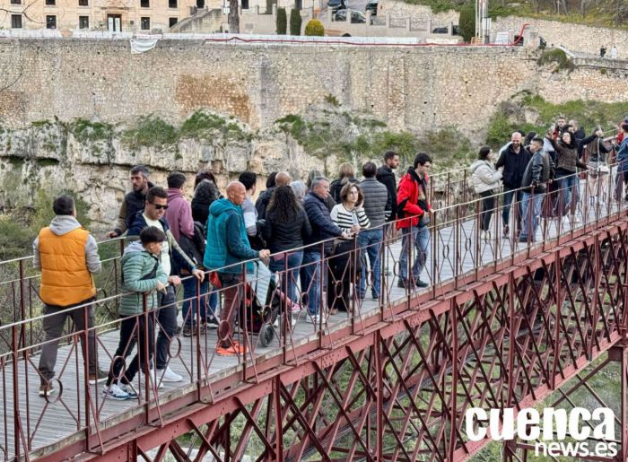 Afluencia de turistas en el Puente de San Pablo