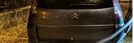 Un vehículo choca contra la barandilla de la subida a la Ermita de las Angustias