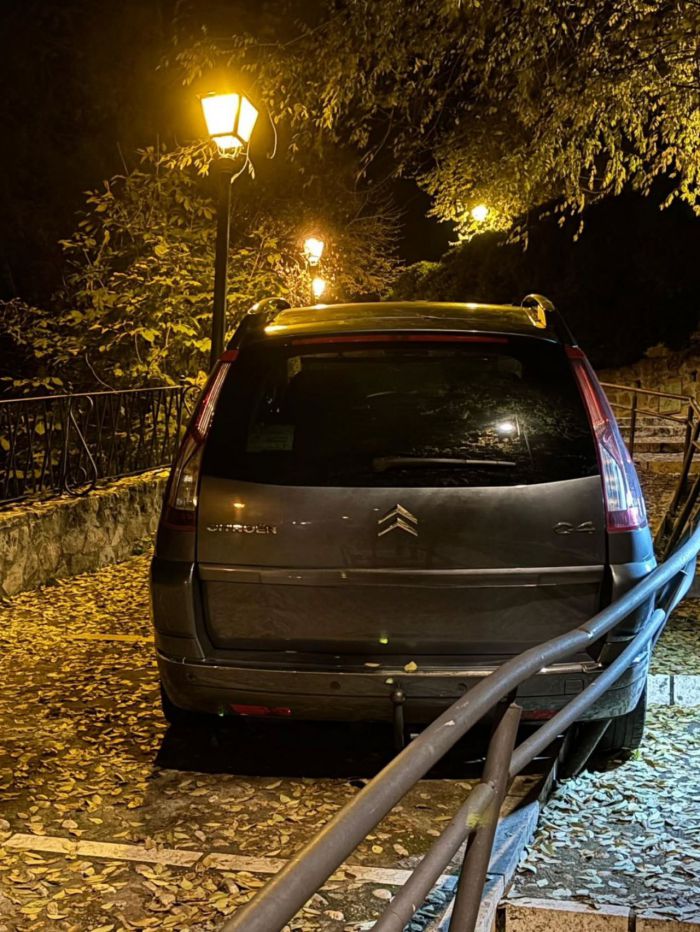 Daños en la barandilla de la subida a la Ermita de las Angustias tras el impacto de un vehículo.