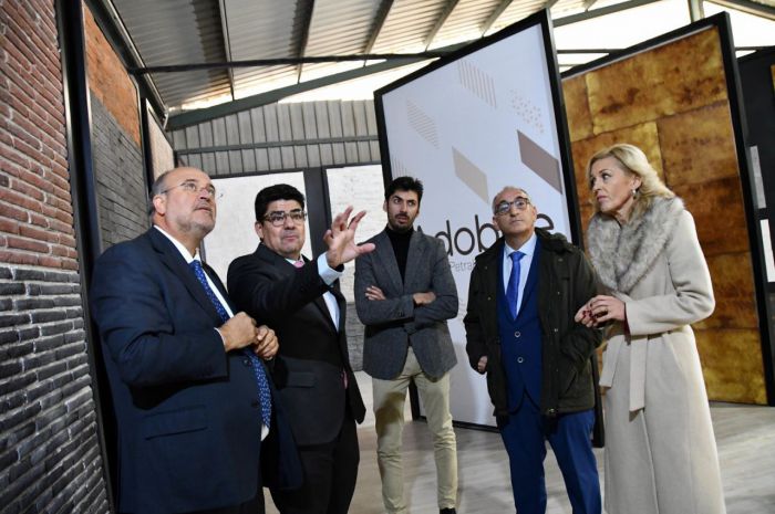 Autoridades e impulsores del proyecto durante la inauguración de Petralite, la nueva empresa instalada en el polígono industrial de Montalbo.