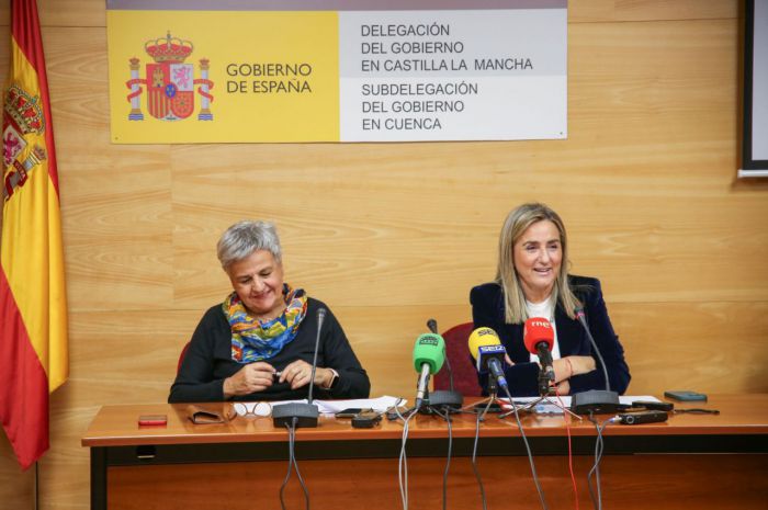 Milagros Tolón, durante su comparecencia en Cuenca junto a la subdelegada del Gobierno, M. Luz Fernández, donde detalló las inversiones del Ejecutivo en la provincia.