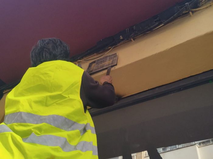 Trabajos de retirada de placas y símbolos franquistas en distintos edificios y calles de Cuenca.
