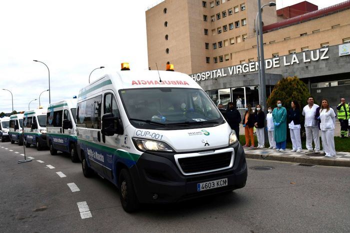 Primera caravana de ambulancias trasladando pacientes desde el Hospital Virgen de la Luz al nuevo Hospital Universitario de Cuenca tras la apertura del servicio de Urgencias.