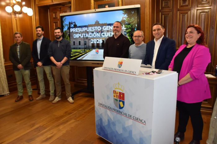 El presidente de la Diputación de Cuenca, Álvaro Martínez Chana, y la vicepresidenta tercera y diputada de Hacienda, Enma Cano, durante la presentación de los presupuestos provinciales para 2026.