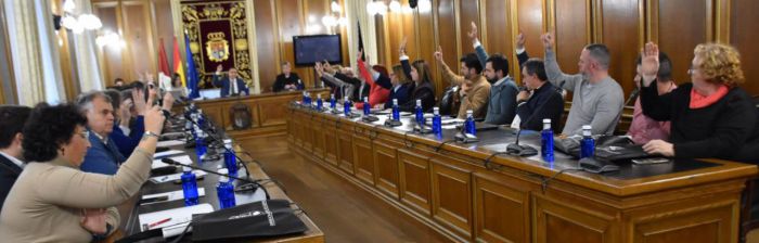 Álvaro Martínez Chana y miembros de la Diputación de Cuenca celebran la aprobación por unanimidad de los presupuestos de 2026, un acuerdo histórico para la provincia.