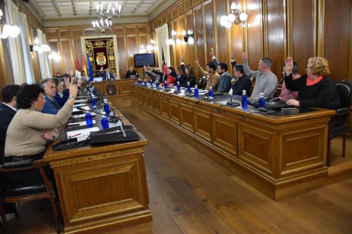 Álvaro Martínez Chana y miembros de la Diputación de Cuenca celebran la aprobación por unanimidad de los presupuestos de 2026, un acuerdo histórico para la provincia.