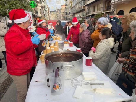 Voluntarios de Cáritas Cuenca, junto a representantes institucionales, durante la tradicional Chocolatada Solidaria celebrada en la calle Carretería.
