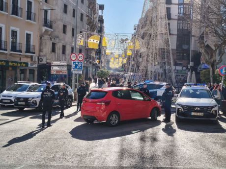 Agentes de la Policía Local de Cuenca durante un control de tráfico navideño para garantizar la seguridad vial y la convivencia en la ciudad.