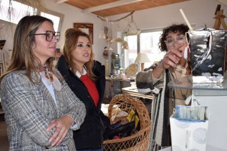 La delegada provincial de Economía, Empresas y Empleo, Arantxa Poveda, durante su visita a uno de los talleres artesanos beneficiarios de las ayudas al diseño aplicado a la artesanía en la provincia de Cuenca.