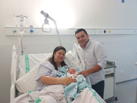 Lissandro Gabriel Hernández Ruiz, primer bebé nacido en la provincia de Cuenca en 2026, junto a sus padres en el Hospital Universitario de Cuenca.