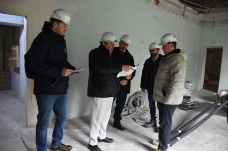 El diputado Diego Yuste visita las obras de la UNED, donde se han renovado ventanas y se instalan los servicios de agua, calefacción y electricidad.