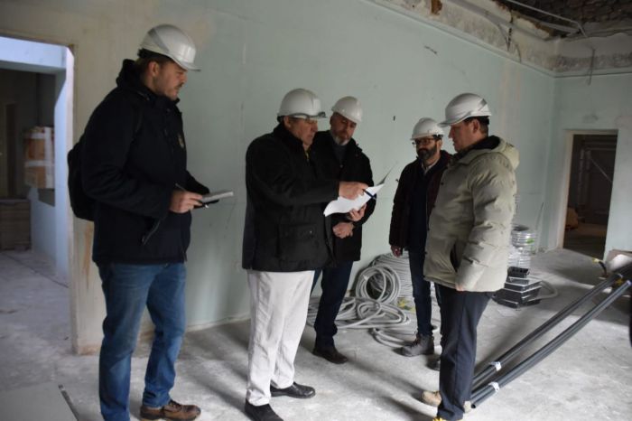 El diputado Diego Yuste visita las obras de la UNED, donde se han renovado ventanas y se instalan los servicios de agua, calefacción y electricidad.