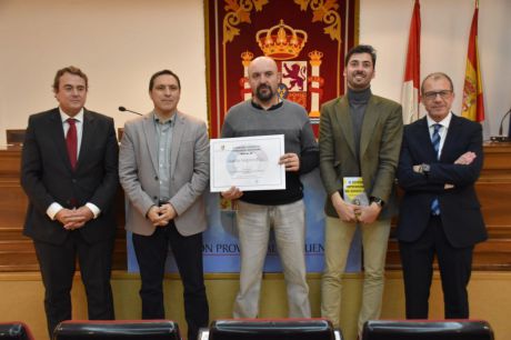 El presidente de la Diputación de Cuenca, Álvaro Martínez Chana, entrega el diploma a Marcos Segura, representante de Marcos Treehouses S.L., ganador de la cuarta edición de Integra 4.0.
