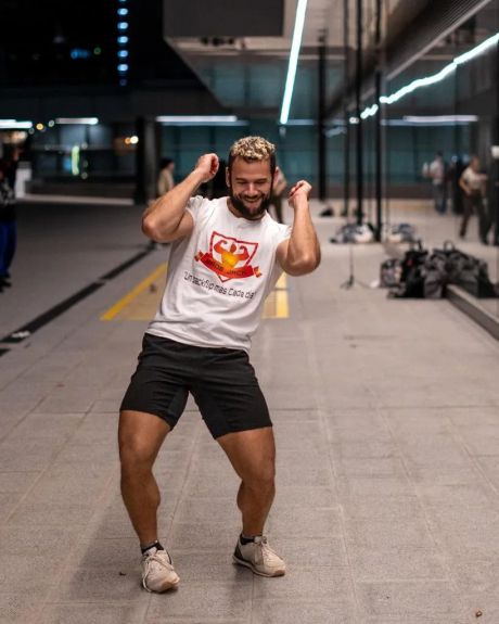 BrosJaca realiza uno de los saltos mortales y flexiones del reto solidario “365 días sumando fuerza”, que documenta a diario en distintas localizaciones de Cuenca.