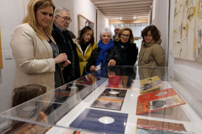 Segundo Santos, durante la inauguración de su exposición de libros de artista en el Espacio Vitrinas del Centro de Arte Contemporáneo de Cuenca.