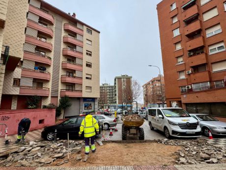 El Plan de Mantenimiento Urbano actúa en la calle Hermanos Becerril con el arreglo del acerado