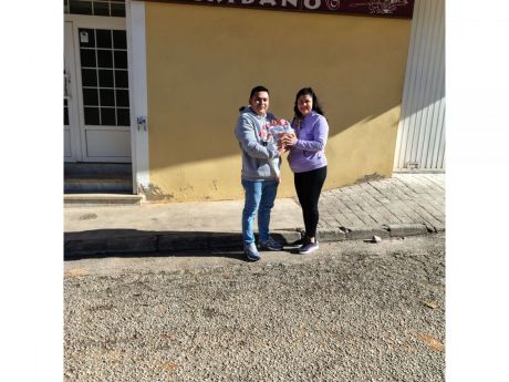 “Con un pan debajo del brazo”: AFEPAN premia al primer bebé nacido en Cuenca en 2026