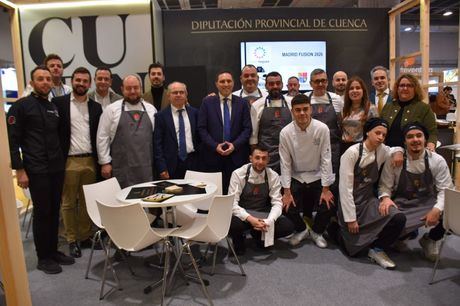 Autoridades provinciales, cocineros y productores de Cuenca, durante la inauguración del stand conquense en Madrid Fusión, donde la hostelería de la provincia muestra su potencial al mundo.