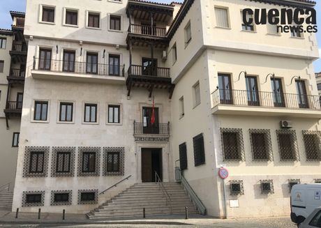 La Audiencia Provincial de Cuenca celebra este miércoles el juicio contra un joven de 26 años acusado de agredir sexualmente y maltratar de forma continuada a su pareja, para quien la Fiscalía solicita penas que suman 18 años de prisión.