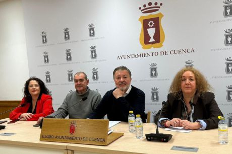 El alcalde de Cuenca, Darío Dolz, junto a miembros del equipo de Gobierno durante el anuncio de la resolución de los fondos europeos EDIL.