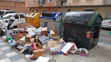 Contenedores desbordados y residuos acumulados en una calle de Cuenca, una situación que el PP califica de recurrente e insostenible.
