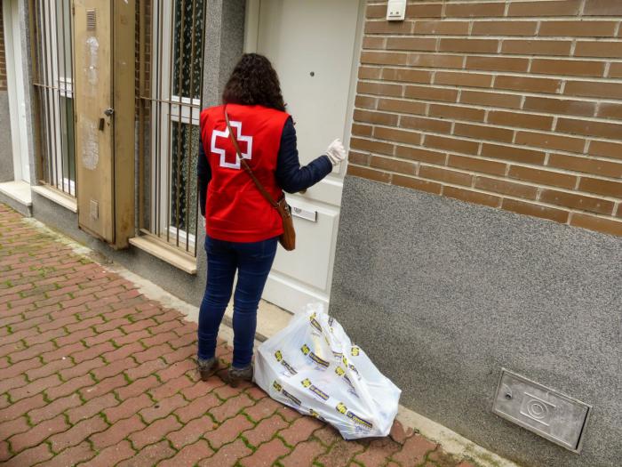 Cruz Roja moviliza a su voluntariado para el reparto de artículos básicos