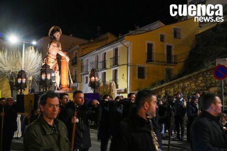 San Antón arropa al ‘Amarrao’ en su Vía Crucis entre velas e incienso