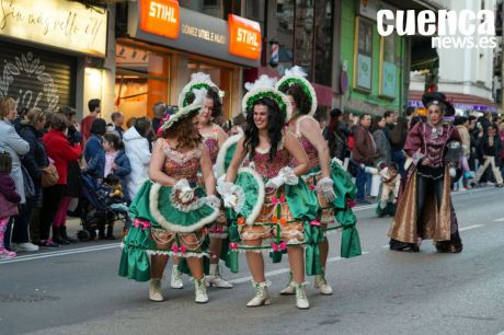 Galería de fotos | Impresionante desfile de Carnaval en Cuenca: color, música y miles de participantes