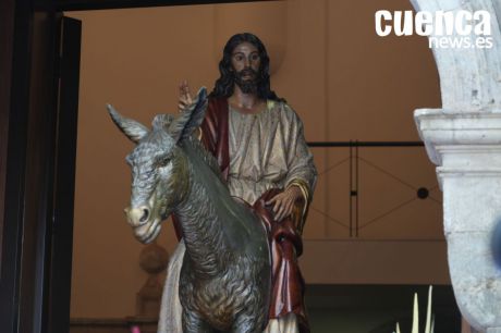 La imagen de Jesús entrando en Jerusalén, conocida como “La Borriquilla”, inicia su recorrido al salir de la antigua iglesia de San Andrés en el arranque del Semana Santa de Cuenca.