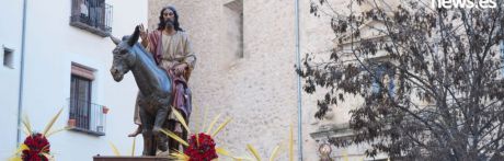 La Borriquilla y la Esperanza caminan contra el viento en un Hosanna de emoción