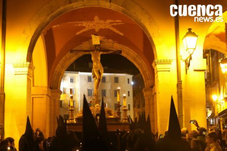 El Santísimo Cristo de la Vera Cruz, bajo los arcos del Ayuntamiento