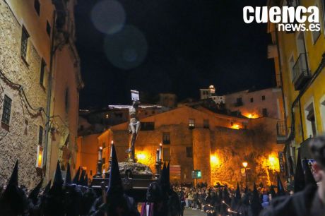 La Vera Cruz vuelve a sobrecoger a Cuenca en un Lunes Santo de silencio, fe y emoción