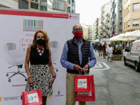 Un centenar de comercios reparten 10.000 bolsas revindicando el talento por encima de la edad, el sexo y el origen