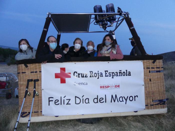 La inclemencia del tiempo no hace posible que Cruz Roja y A Vista de Globo feliciten a los mayores desde el aire