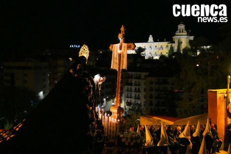 La noche del Viernes Santo se tiñe de solemnidad con el Santo Entierro