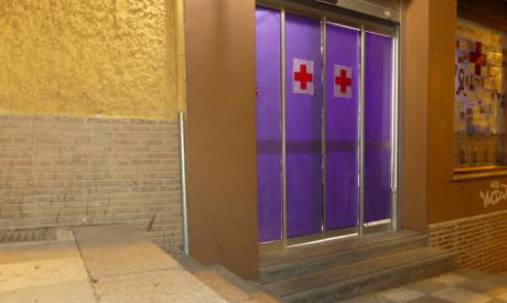 Cruz Roja “viste” de violeta la entrada de su sede con motivo del 25N
