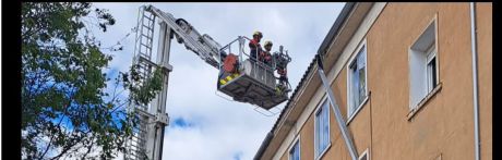 El viento causa daños en Cuenca y obliga a retirar un canalón en una fachada