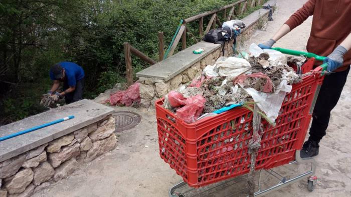 Aparecen residuos hospitalarios en el río Júcar