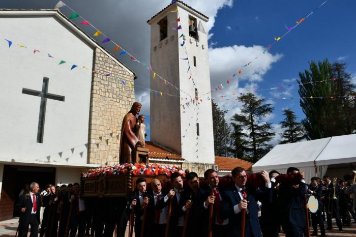 La devoción a San José Obrero llena las calles del barrio conquense