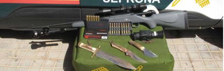 El SEPRONA decomisa armas y material de caza ilegal en un coto de Castillejo de Iniesta