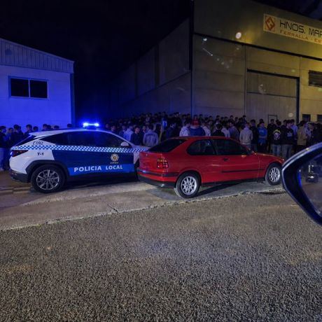 Macroquedada nocturna en el SEPES: la Policía interviene ante cientos de personas y posibles carreras ilegales