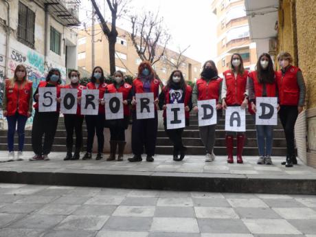 La pandemia afecta en mayor medida a la mujer, más del 67% de las personas atendidas por Cruz Roja en 2020 fueron mujeres