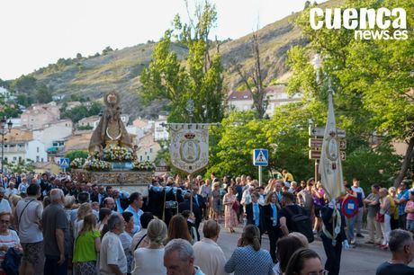 Cuenca responde al cambio horario y arropa masivamente a la Virgen de la Luz